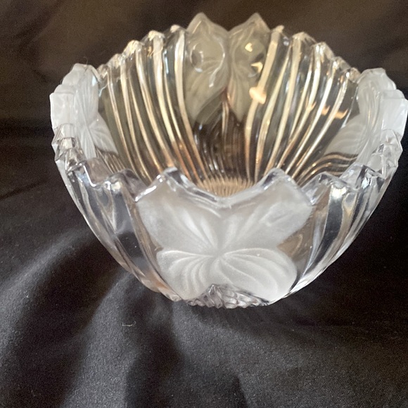 Vintage Crystal Industries Sutton Place pattern candy dish with frosted leaves - Picture 4 of 9